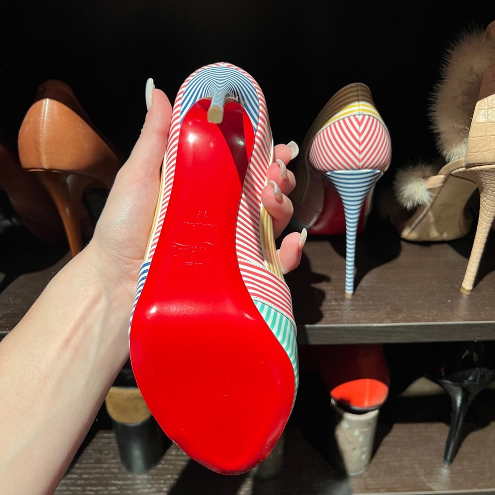 *Brand New* - Louboutin - MARINE ALTA 120 PATENT STRIPES

1200861
Size: 38